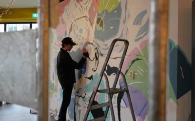 Een kleurrijke muurschildering door student Ruben in Café de Krater: making sense of nonsense